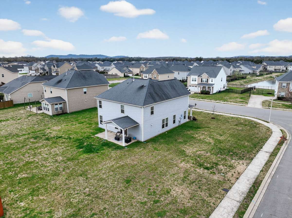 Lots of side yard