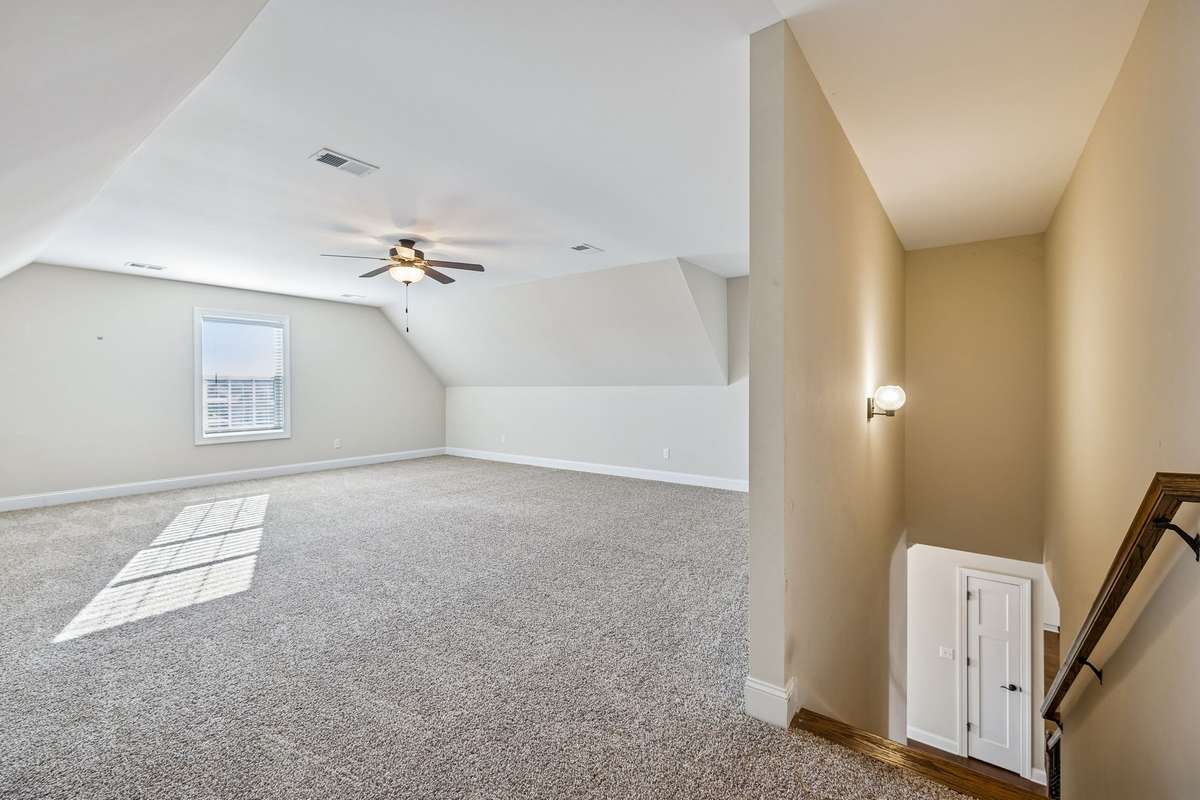 Large bonus room with brand new carpet.