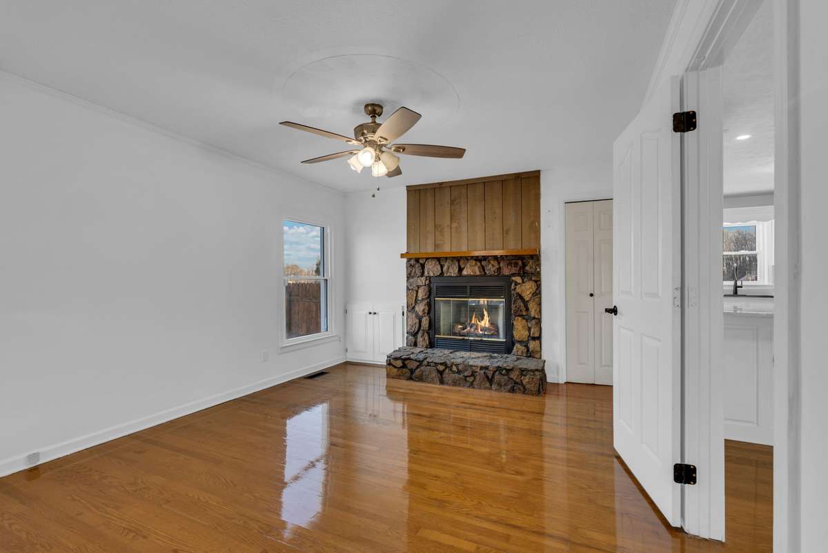 Main Bedroom with Gas fireplace