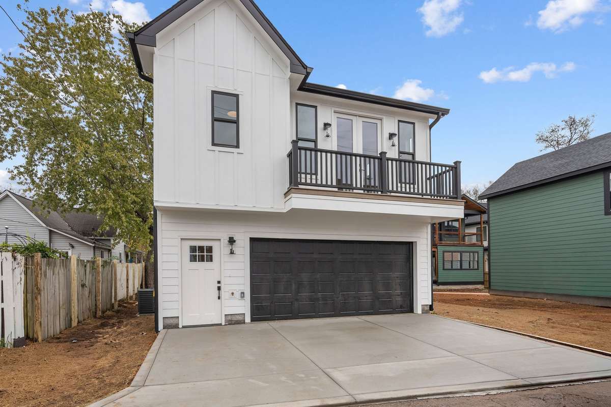 1 Bed, 1 Bath DADU with entrance on the alley allows for maximum flexibility for whatever you dream of using it for!
