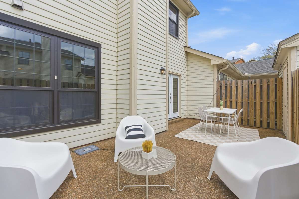 XL spacious and fenced patio!