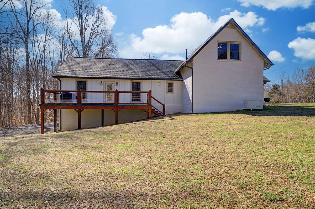 PEACEFUL Country Location yet Easy Commute to Nashville w/ World Class entertainment, Restaurants, Shopping, Nashville International Airport + More!