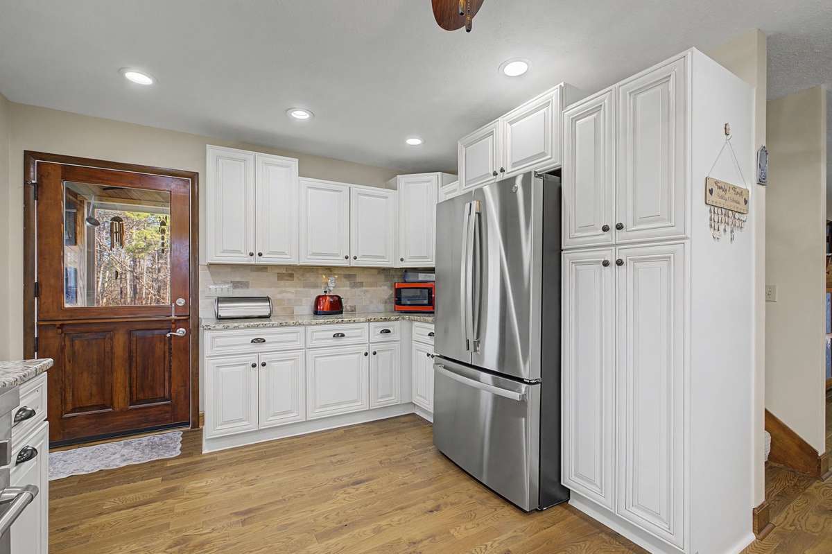 LUXE KITCHEN w/ All Custom Cabinetry* w/ Soft Close