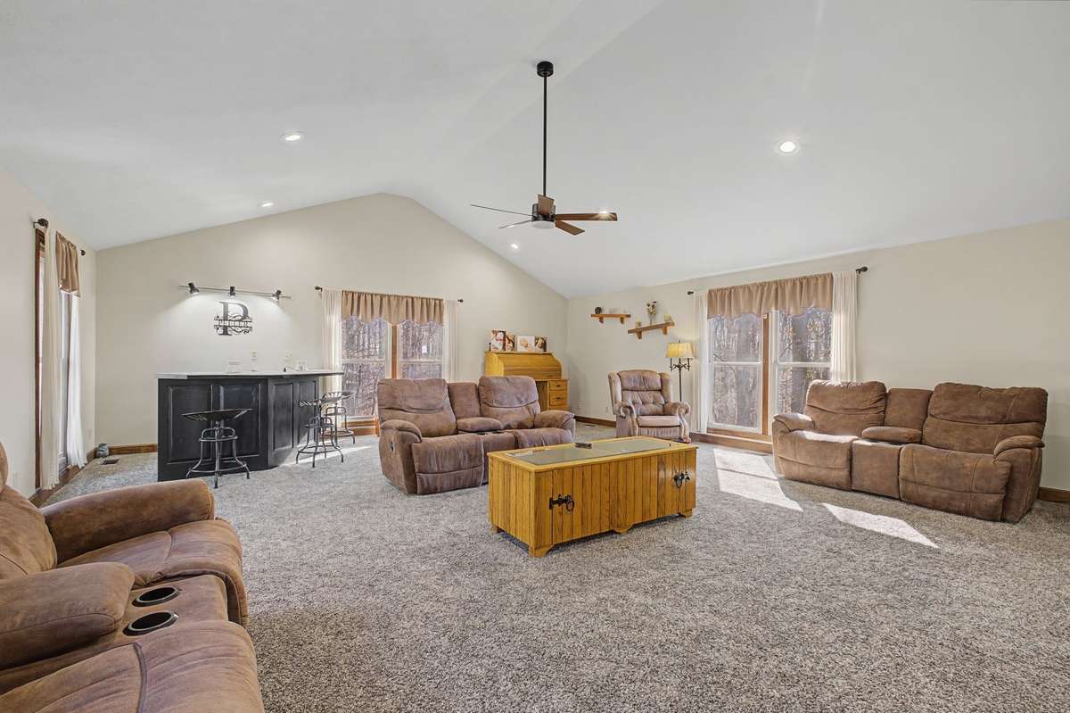 STUNNING Great Room that is HUGE (26x21!!!)