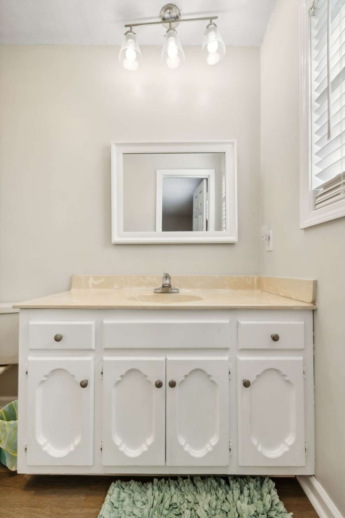 Cheerful bathroom with tub/shower combo and colorful accents.