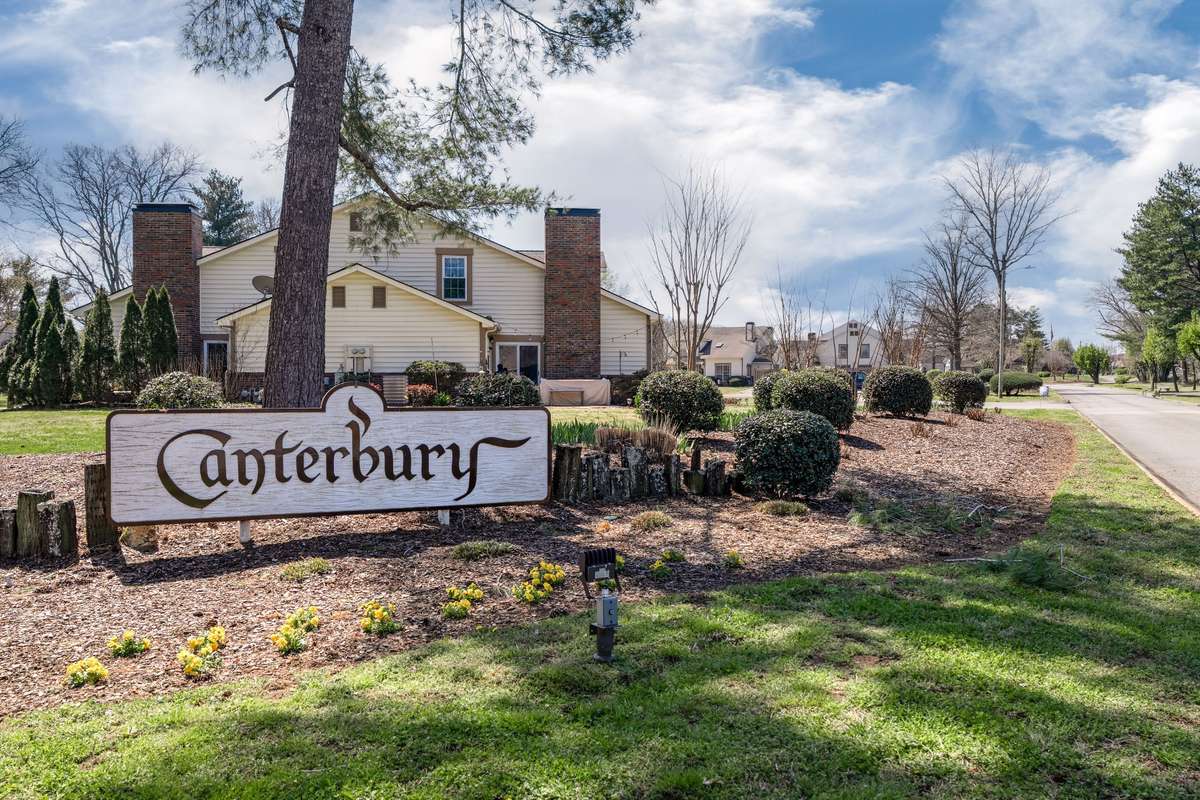 Tucked away with one way in and one way out!  Very convenient location! Grocery store, Restaurants, Dollar General, Gas Station are all located just around the corner.