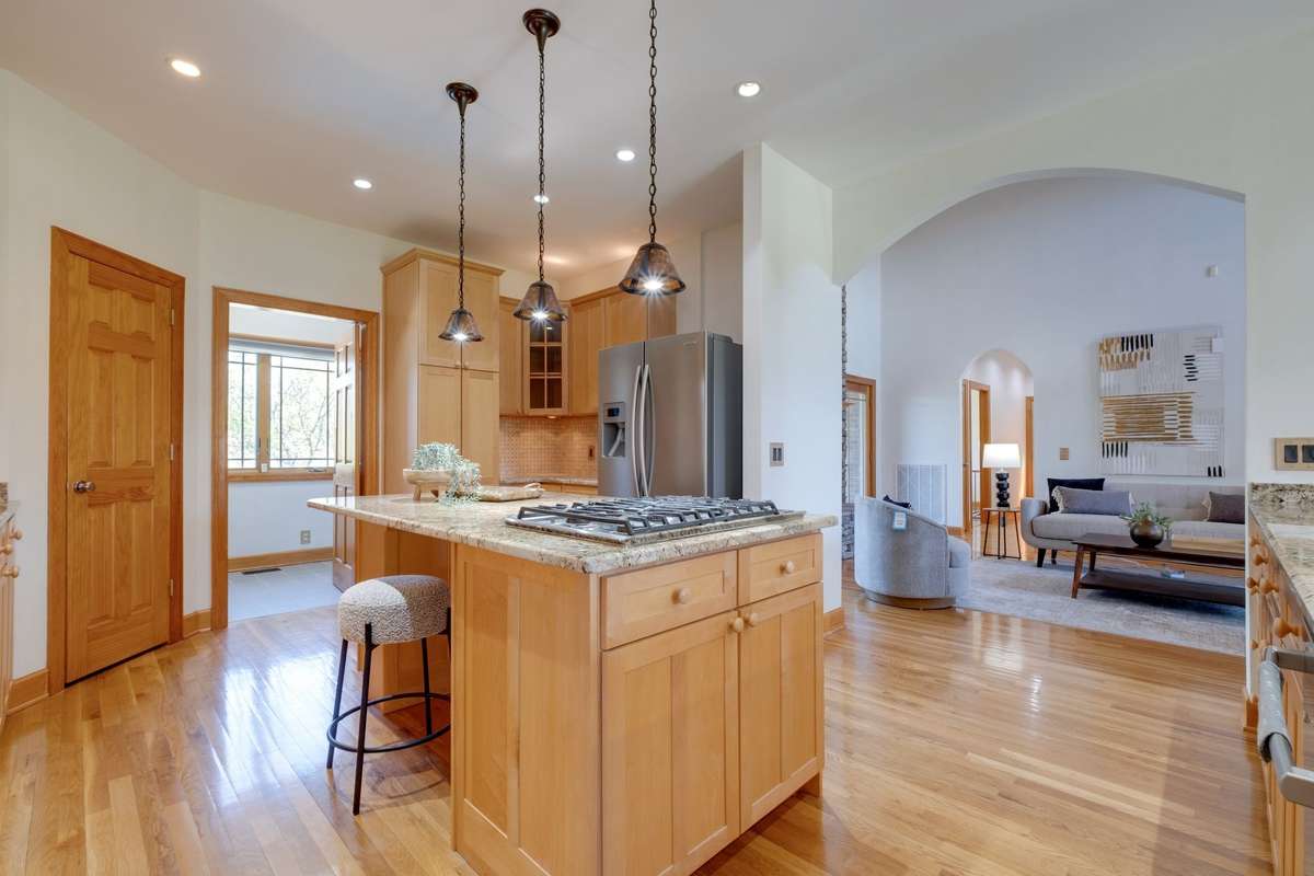 **5 Burner Gas Cooktop*Pantry*Custom Wood Cabinetry**