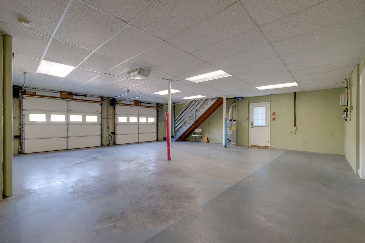 **3 GARAGE BAYS**