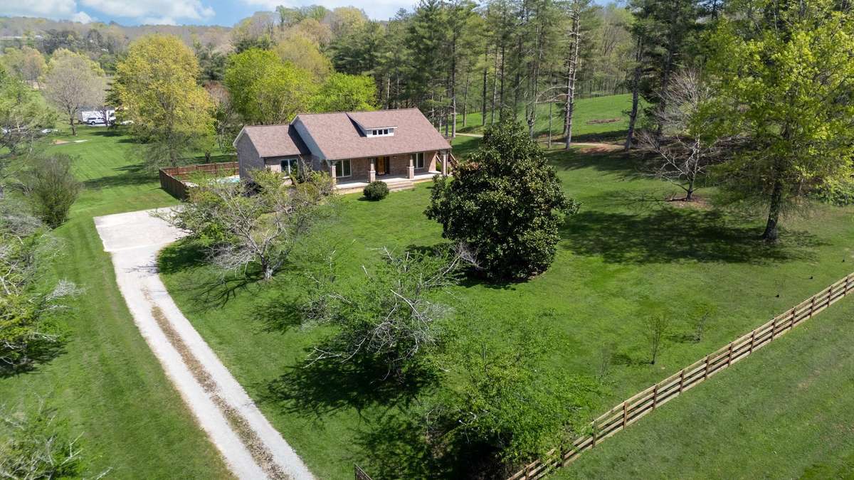 **A COMPLETE SHOWPLACE Inside + Out!!!!**
NOTE: Green Grass Edits on Exterior Photos