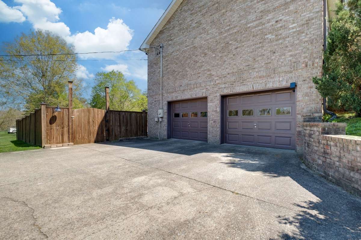 **3 GARAGE BAYS**