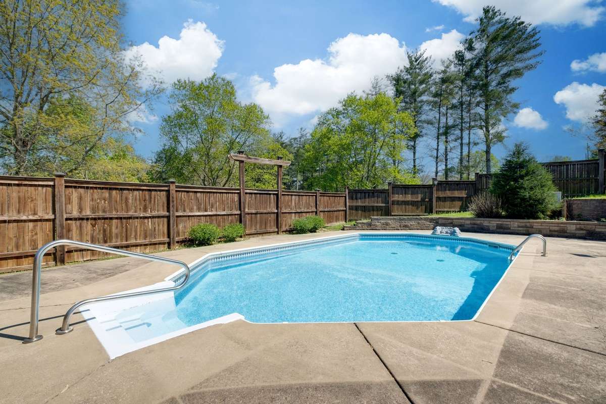 **LUXE INGROUND POOL**