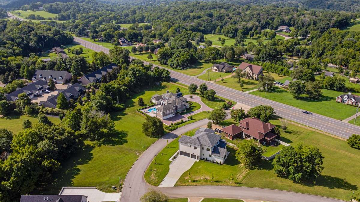 Beautiful neighborhood, feels quiet and private but so conveniently located!