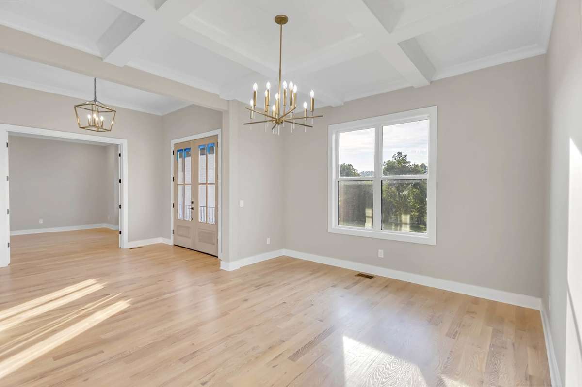 another view of teh dining room with views of teh Goodlettsville hills!