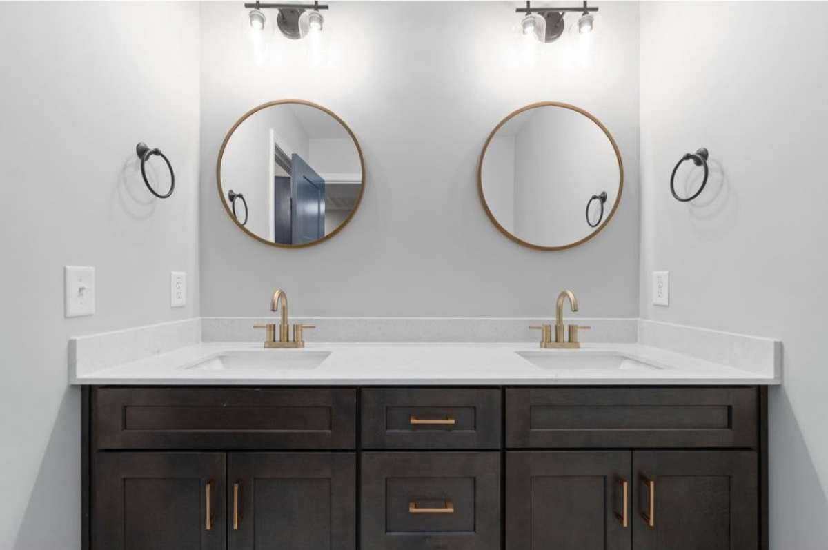 SAMPLE PHOTO ONLY. Elevations, styles, upgrades, selections, and colors may vary.