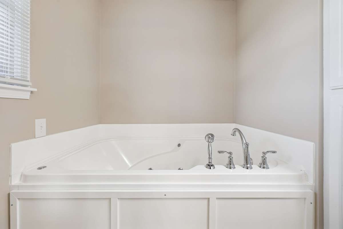 Whirpool tub..