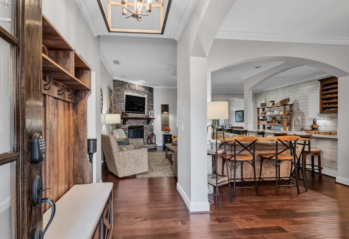 The Arches are beautiful as your enter
this Amazing, Luxurious Home! Take
Off Your Coat and Stay a While! 


!