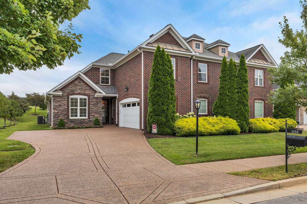Luxurious 1010 Larkwood Drive