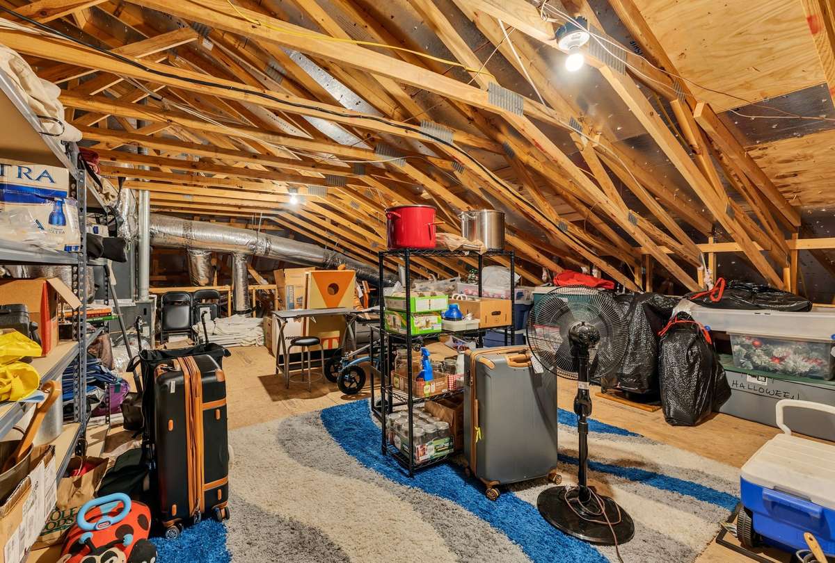 Incredible storage Room 8' tall