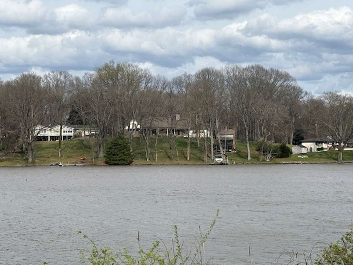 Enjoy the beautiful vies of Old Hickory lake...