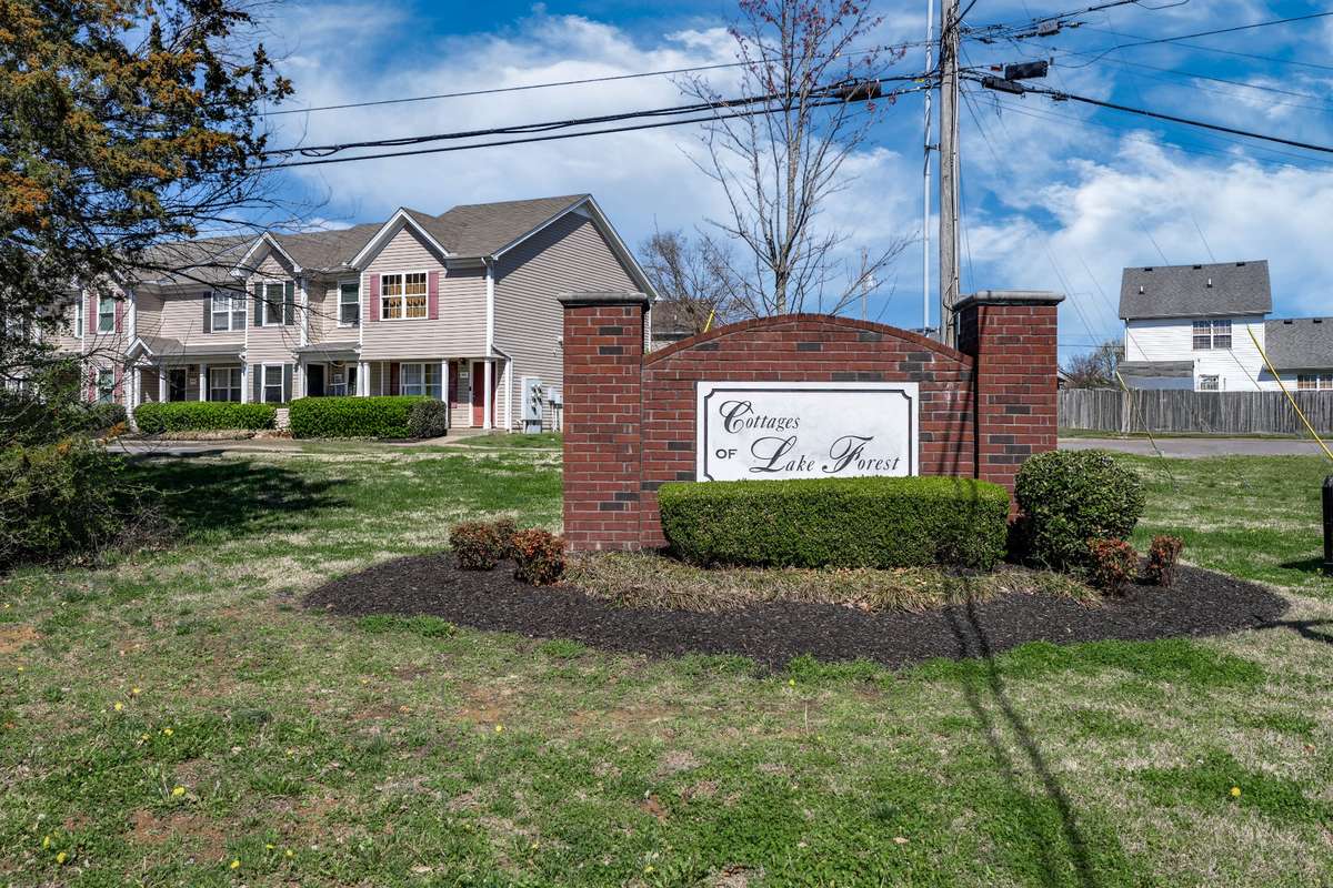 Located in the Cottages of Lake Forest