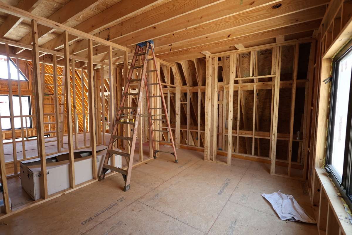 2nd floor room and spacious closet