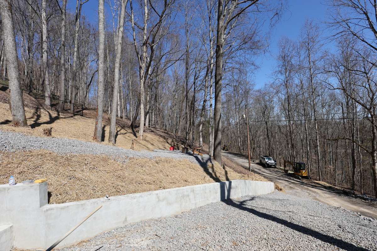 Poured concrete retaining wall