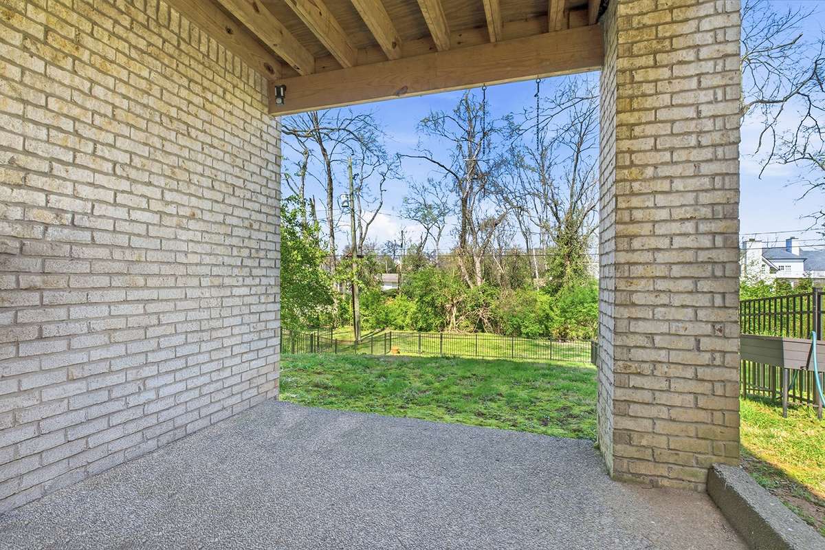 Walk-out basement w/covered deck