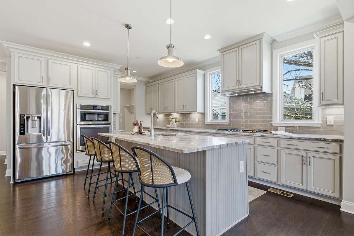 Beautiful kitchen w/island + breakfast bar