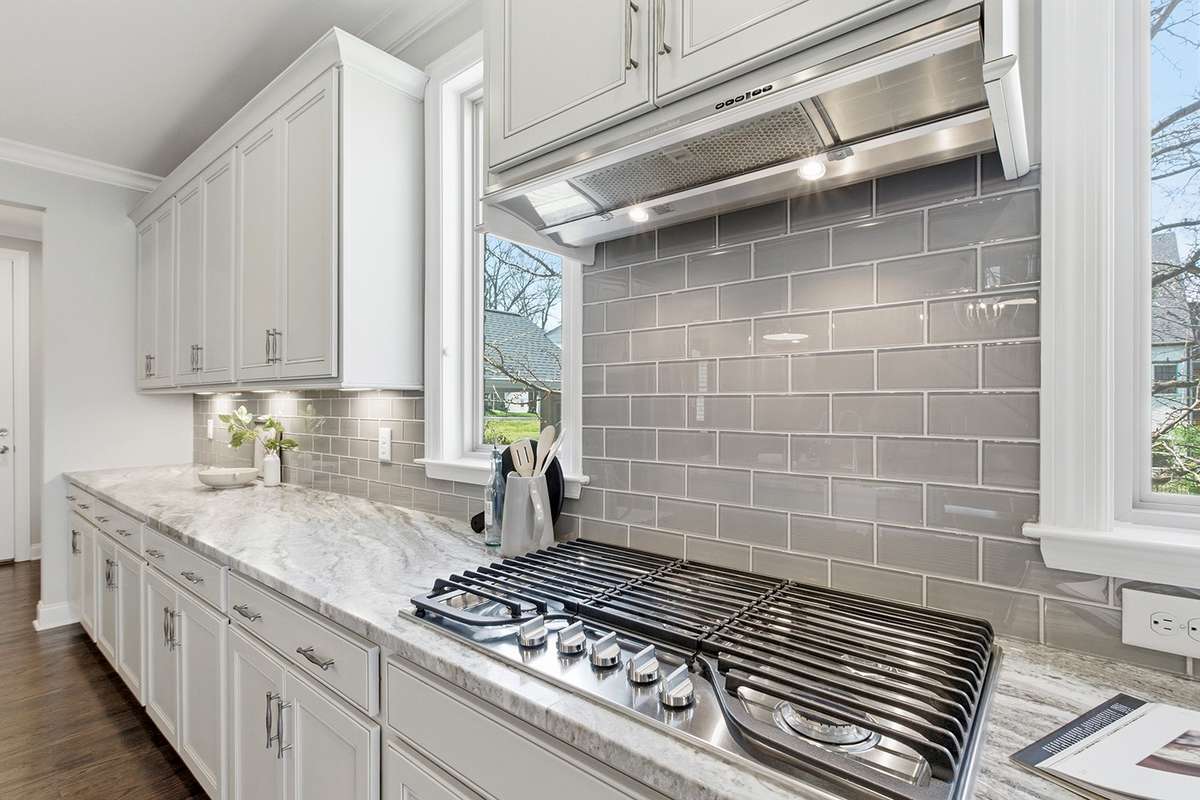 Tile backsplash, under cabinet lighting