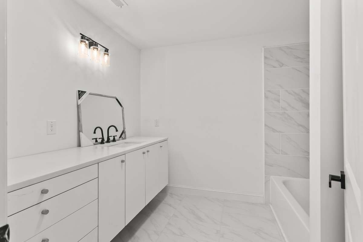 Upstairs full bathroom