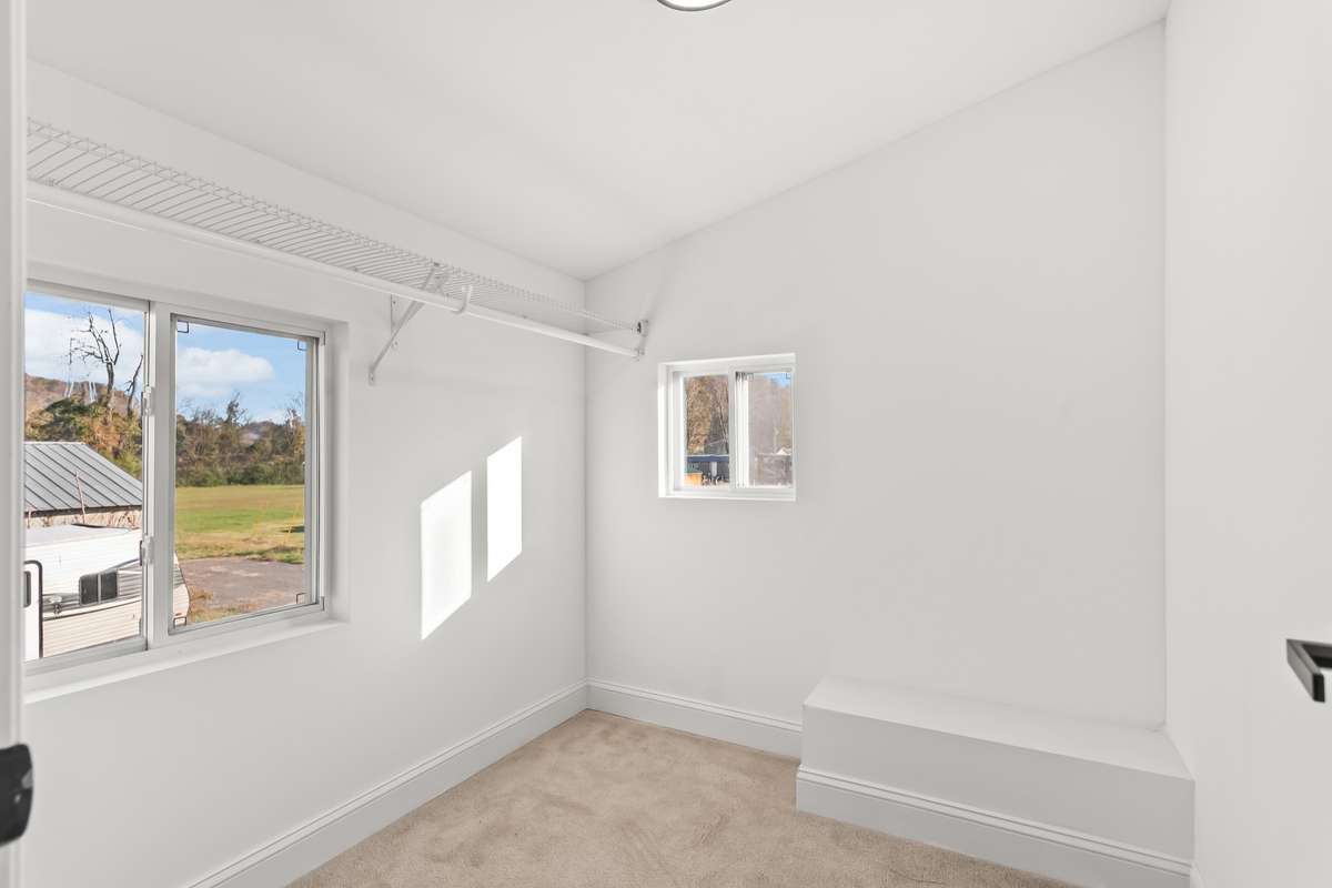 Walking closet for bedroom 4