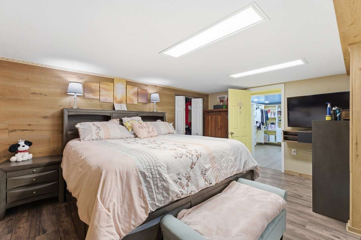 View of the large walking closet