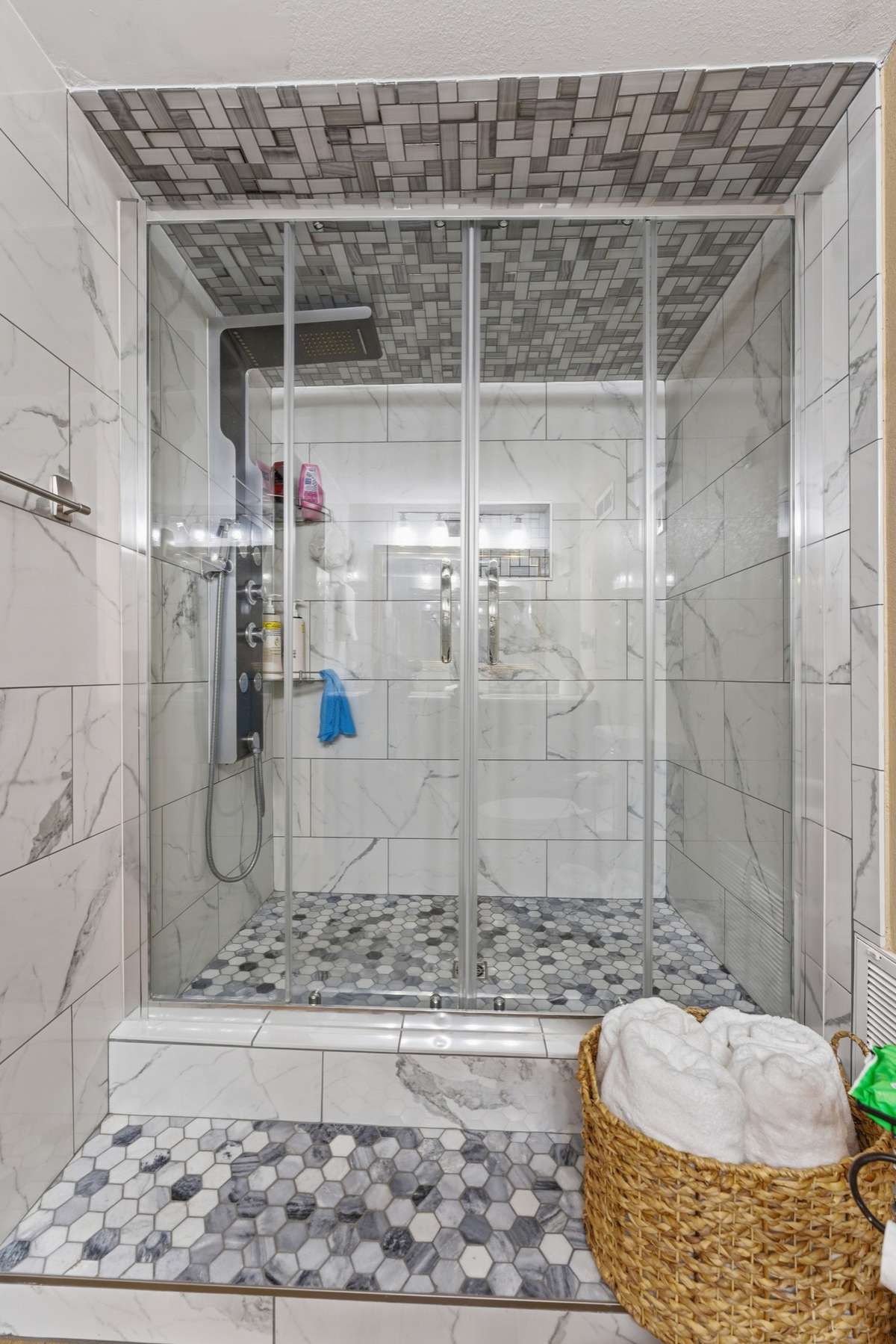Large shower in the principal bathroom