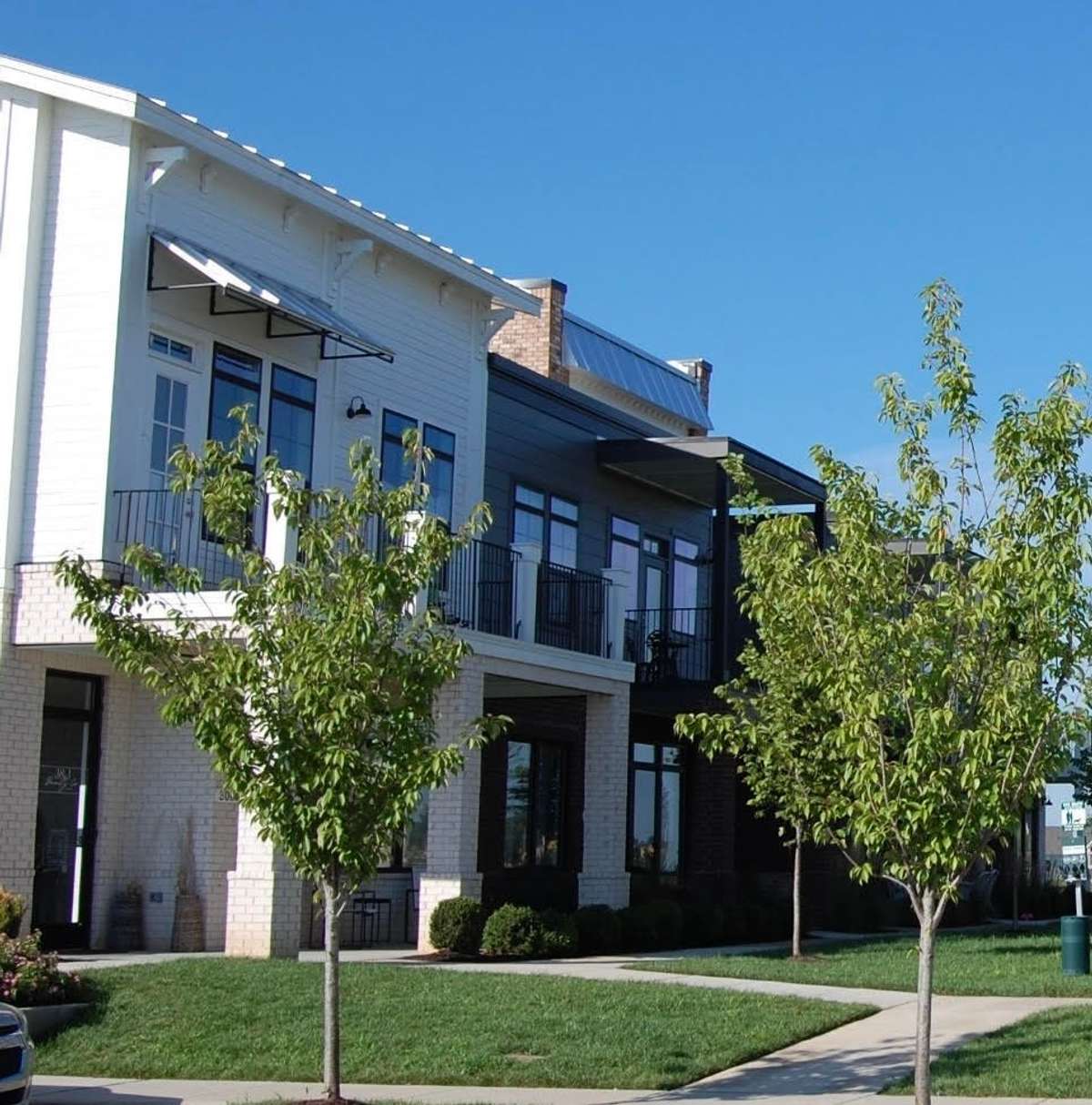 Located close to the pool are the Harvest Point shops with a hair salon, fitness instructor, barber shop and more.
