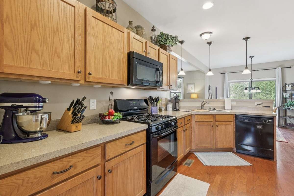 Gas range with plenty of countertop space to prep