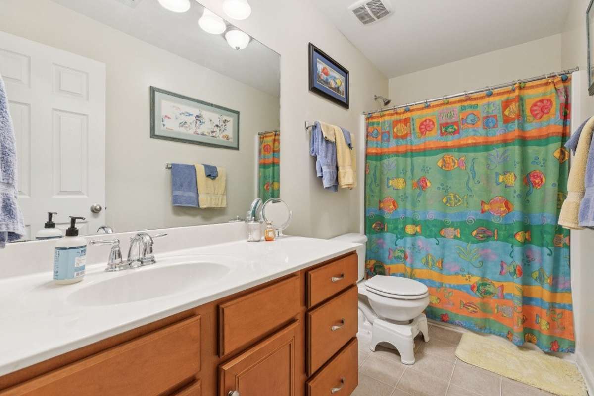 Bathroom up with shower/tub combo
