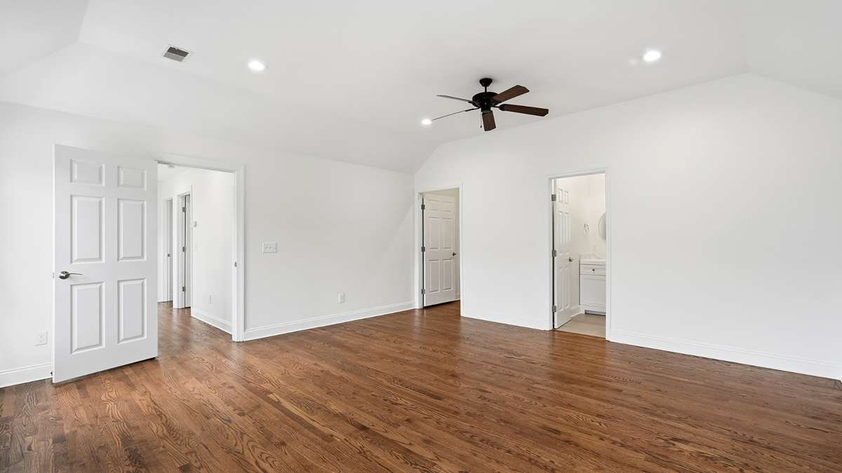 Oversized bedroom with bathroom and walk-in closet