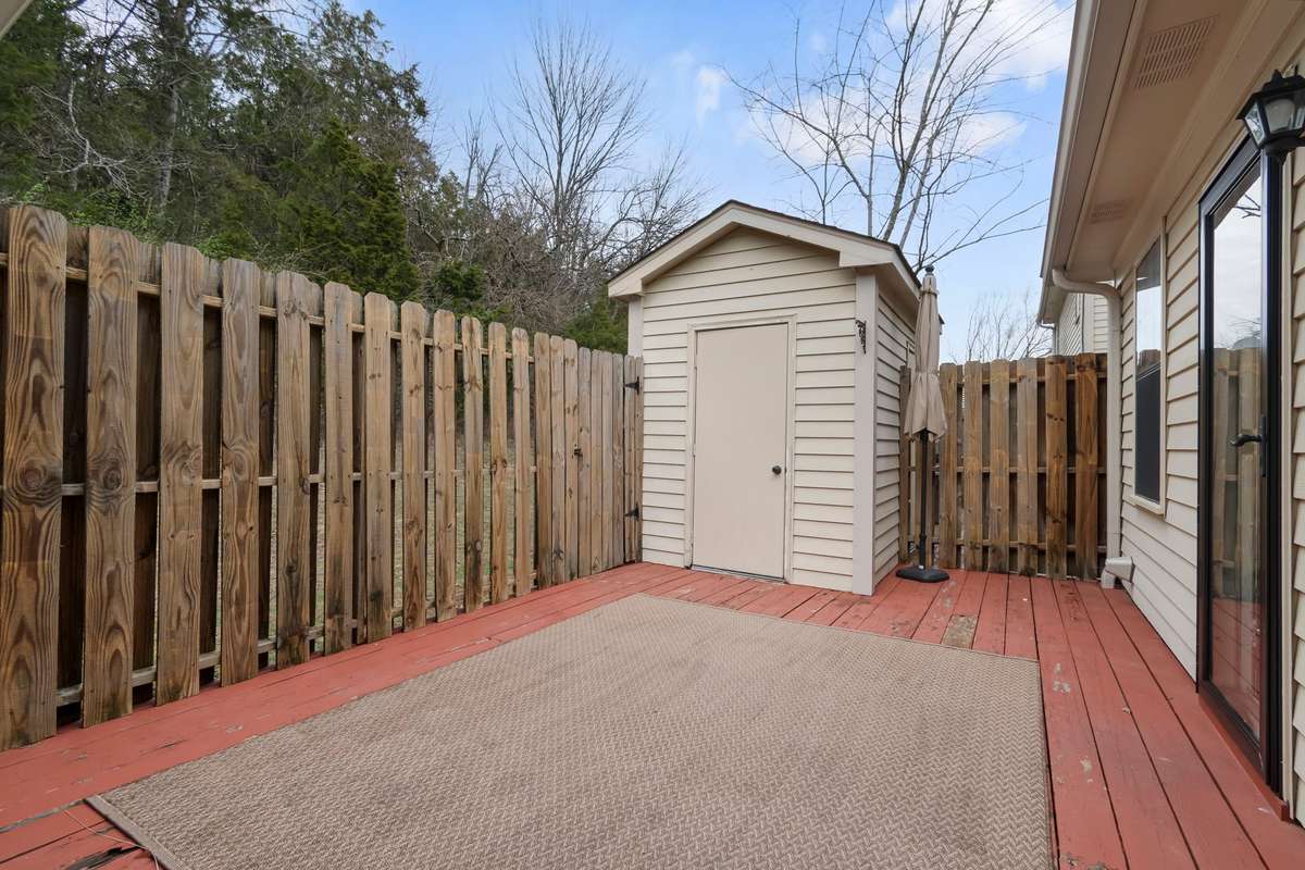 Lovely private deck backs to trees!