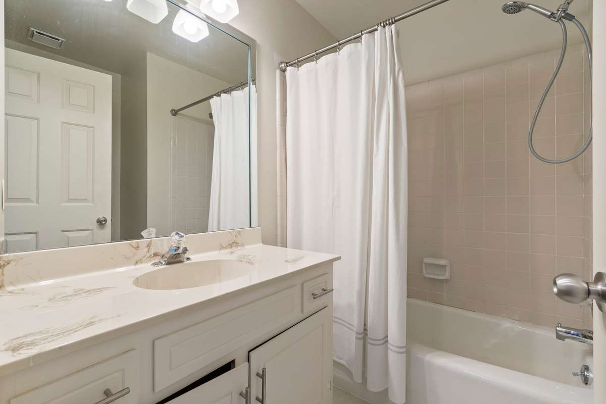 Bath between the 2 secondary bedrooms
