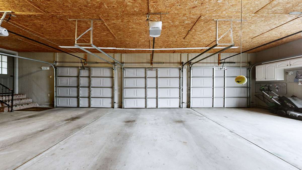 Spacious Garage!
