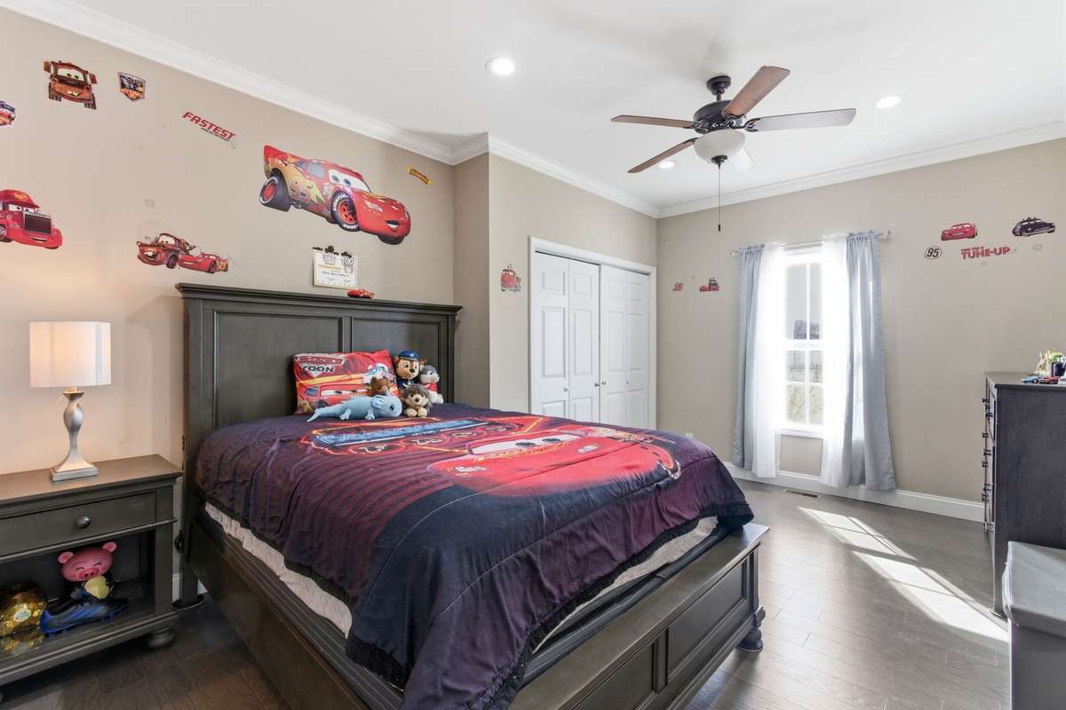 Third downstairs bedroom with a closet
