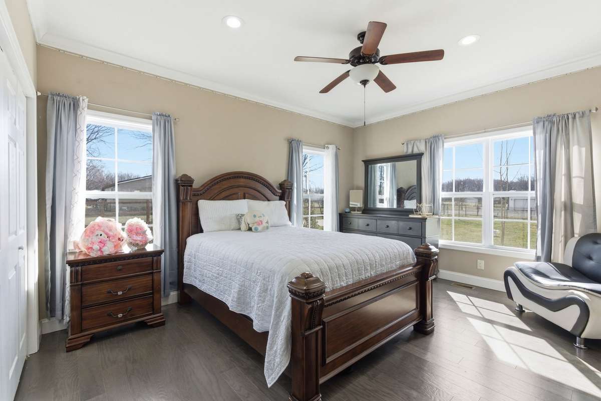 2 bedroom with a closet