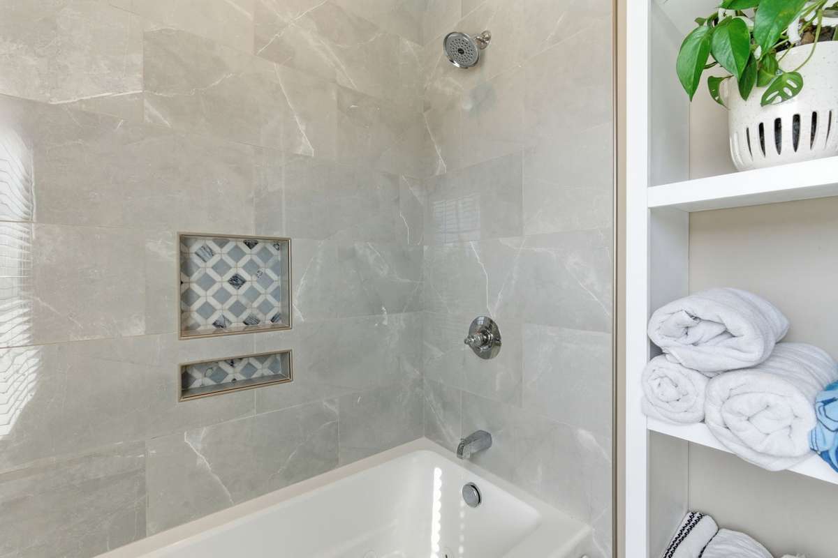 Shower with tub in the master bedroom