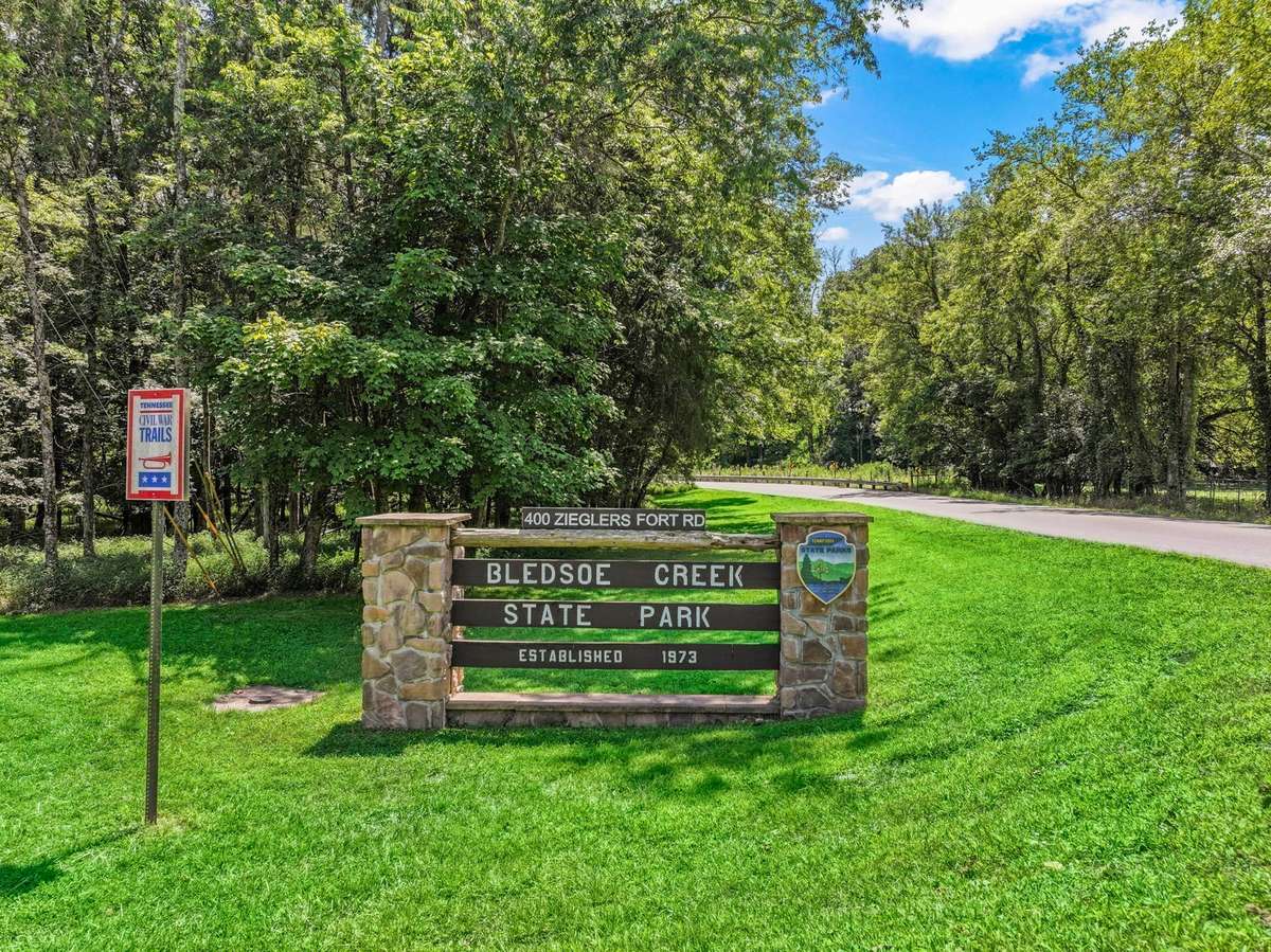 2 miles to Bledsoe Creek State park and boat launch!