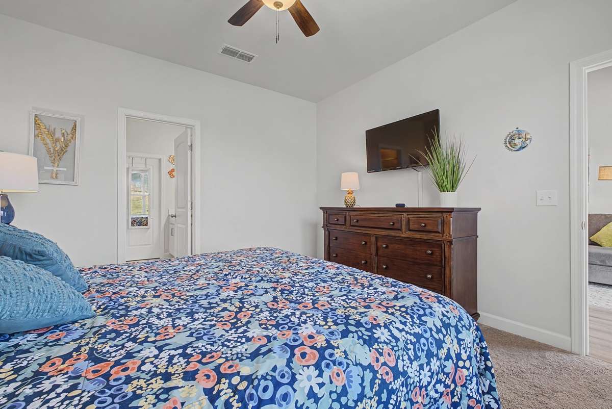 Owners' bedroom features an en- suite bathroom and walk-in closet.