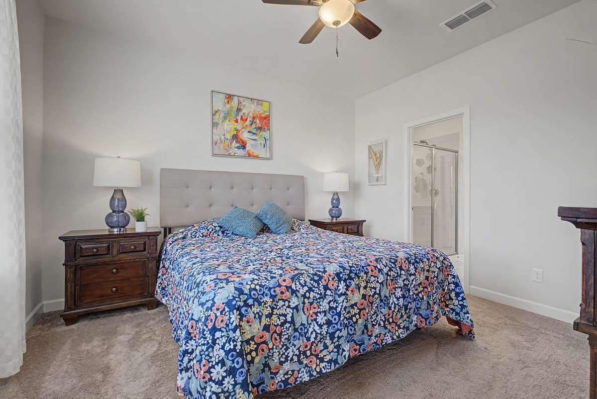 The spacious owner's suite conveniently located in the first floor with high ceilings, fan and lots of natural light.