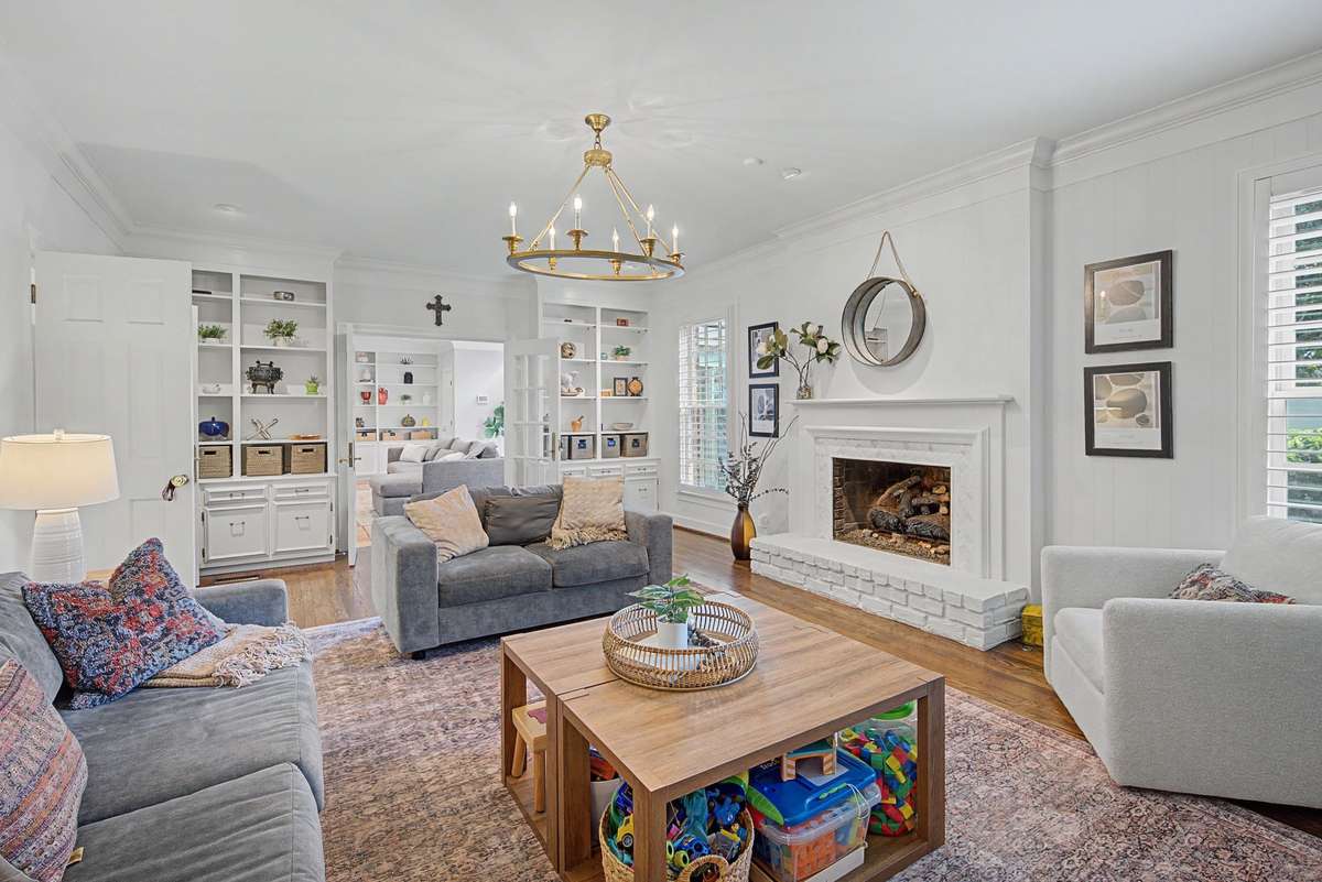 Built-ins in and crown moldings.