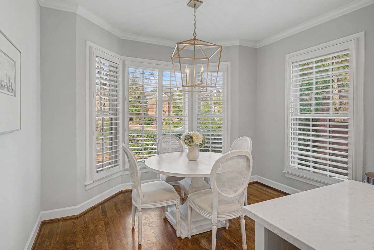 Informal dining. Bay window.