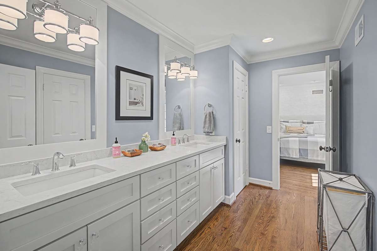 Jack n Jill bath with great storage.