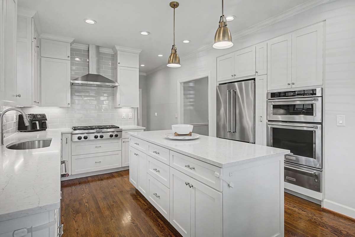 Kitchen Aid gas cooktop with overhead vent.